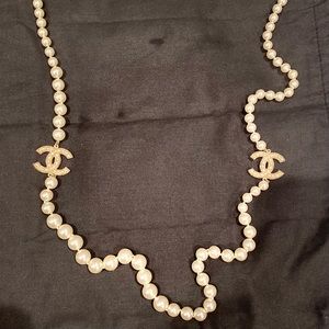 100% AUTHENTIC CHANEL 20 inch FAUX PEARL NECKLACE GOLD. Can be worn doubled!